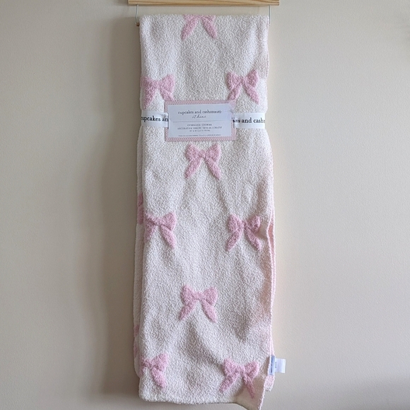 BACK IN STOCK‼️Viral 🎥 VHTF Cupcakes and Cashmere Bow Blanket 🎀 - Picture 1 of 6